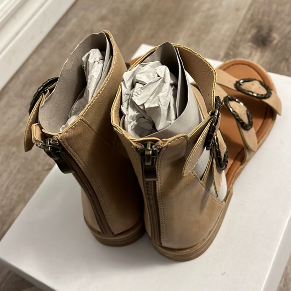 BNWB Tan Sandals - Picture 4 of 8